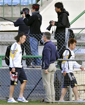 إبعاد الإعلاميين من معسكر المنتخب الياباني من أجل التركيز على مواجهة الكاميرون