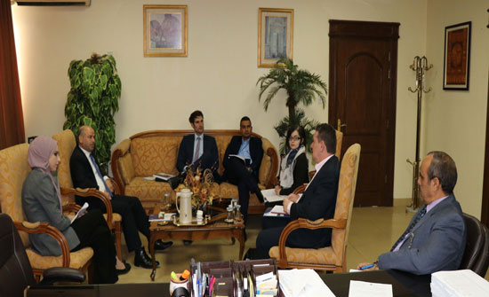 وفد من السفارة البريطانية يزور دائرة الإحصاءات الأردنية