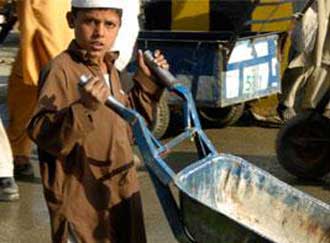 اعدام طفل في السابعة  بتهمة التجسس و40 قتيلا في انفجار قندهار