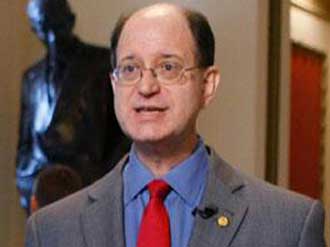 نشطاء أمريكيون يسلمون أنفسهم لنائب دعا لاعتقالهم