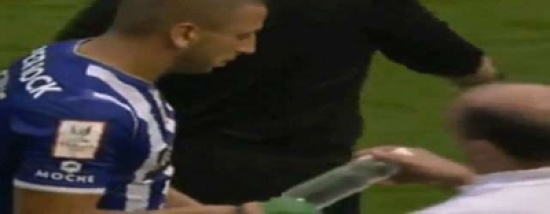 لاعب يرفض شرب الماء في مباراة لأنه صائم لاعب يرفض شرب الماء في مباراة لأنه صائم