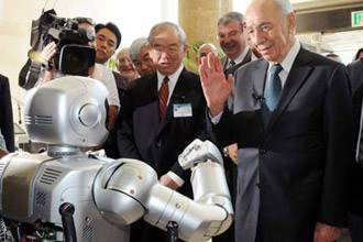 كوريا الجنوبية تستقبل شمعون بيريز بـ"روبوت" وتلغي الاستقبال الرسمي