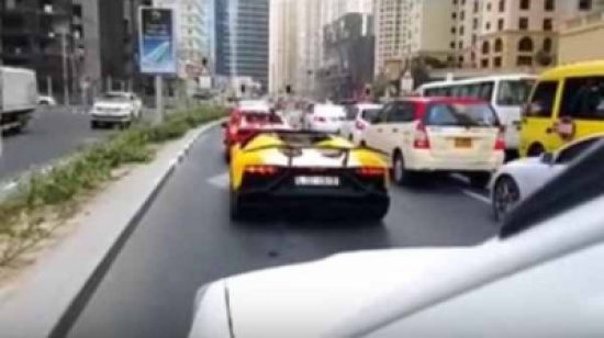 شاهد: ماذا حدث لإماراتي حاول جذب الانتباه لسيارته اللامبورجيني! شاهد: ماذا حدث لإماراتي حاول جذب الانتباه لسيارته اللامبورجيني!