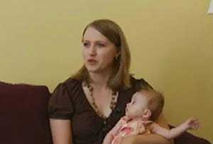 أمريكية تشتكي مضايقتها خلال إرضاع ابنتها بمدرج مكتظ!