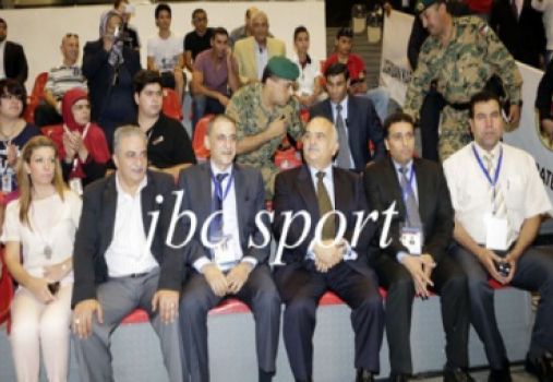 الأمير الحسن فضل الجلوس بالمدرجات على المنصة ( صور )