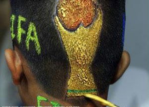 زوج لزوجته أثناء المونديال: لا أرى.. لا أسمع.. لا أتكلم