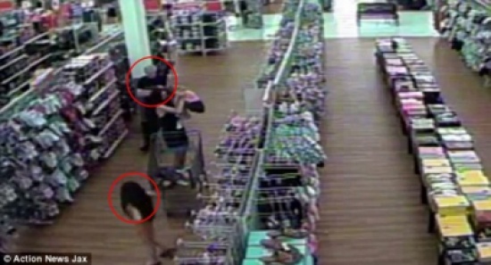 شاهد:  اختطاف طفلة من أحد المحلات