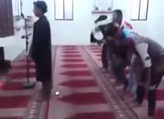 شاهد: استياء من فيديو لإمام يسرق المصلين
