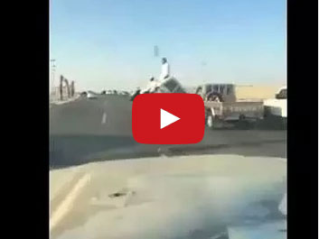 سقوط شاب من سيارة تسير على إطارين