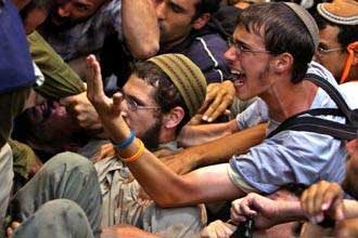 مستوطنون متطرفون يقتحمون قبر يوسف في نابلس 