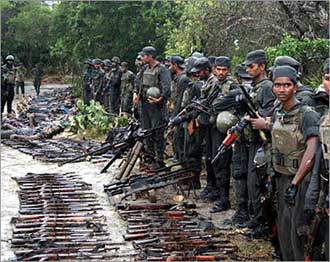 سريلانكا تنظم حفل زواج جماعيا لمتمردين سابقين