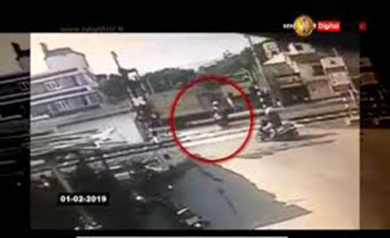 لقطات مروعة للحظة دهس قطار سائق دراجة نارية متهورا (فيديو) لقطات مروعة للحظة دهس قطار سائق دراجة نارية متهورا (فيديو)