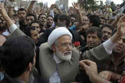 اعتداء على الزعيم الإصلاحي الإيراني مهدي كروبي بالهِراوات