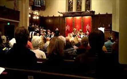 كويتي يؤذن داخل كنيسة في كاليفورنيا