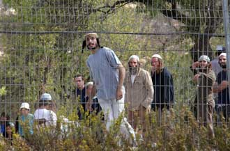 مئات المستوطنين يقتحمون نابلس بحماية عسكرية  