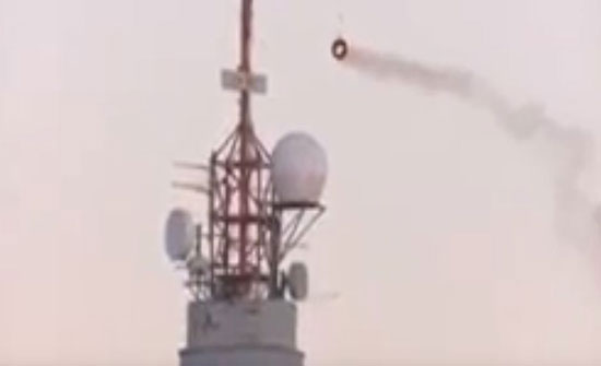 فيديو :  طائرة ورقية تحمل اطارا مشتعلا وتسقطه فوق الجنود بغزة