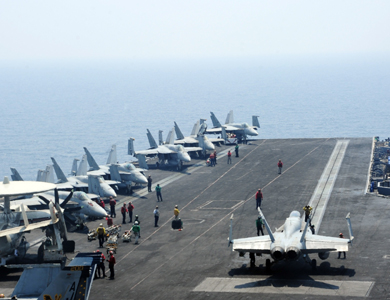 طائرات أمريكية تقصف مقاتلي الدولة الاسلامية قرب سد حديثة بالعراق