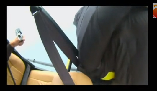 أمريكي يقفز عبر فتحة ضيقة بسرعة 160 كم بالساعة