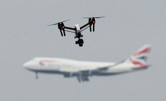 الشرطة البريطانية تداهم منزل على صلة بتعطل حركة الطيران