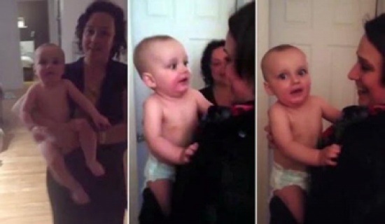 رضيع يرى توأمه لأول مرة