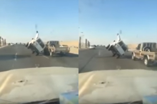 شاهد.. سقوط عنيف لـ شاب سعودي من سيارة تسير على عجلتين