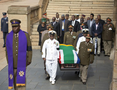 نقل نعش مانديلا في موكب ليجوب شوارع بريتوريا