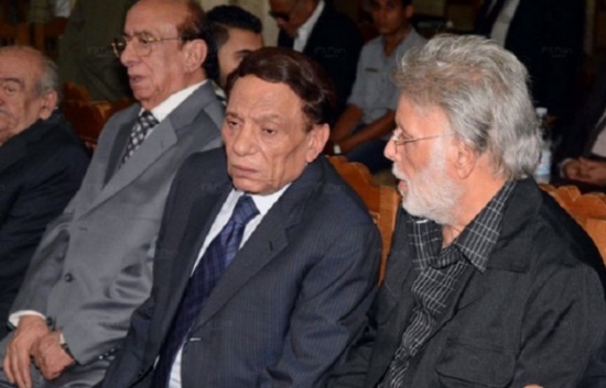 عادل إمام يقدم العزاء لأسرة محمود عبد العزيز عادل إمام يقدم العزاء لأسرة محمود عبد العزيز