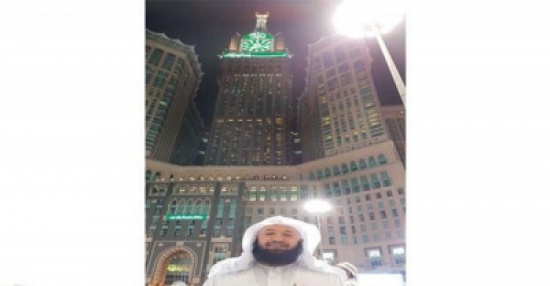 عروسان سعوديان يصعدان برج الساعة مشيًا على الأقدام عروسان سعوديان يصعدان برج الساعة مشيًا على الأقدام