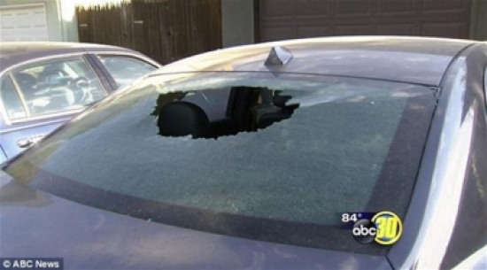 تحطم زجاج سيارة بقطعة معدنية سقطت من طائرة