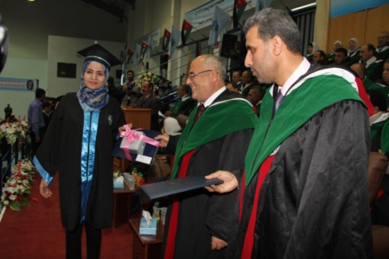 جامعة الزرقاء تخرج الفوج السادس عشر للفصل الصيفي من طلبتها