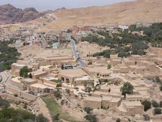 محافظ معان يطلع على سير اجراءات تسجيل الناخبين 