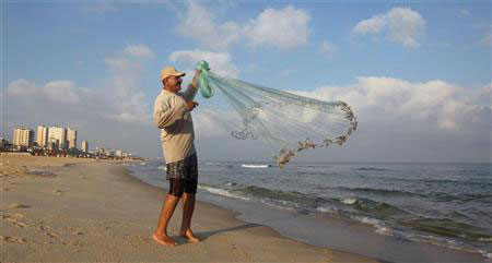 اسرائيل تبحث سبل تخفيف الحصار عن غزة