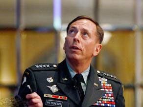 بتريوس يختنق أثناء جلسة بالكونغرس حول أفغانستان 