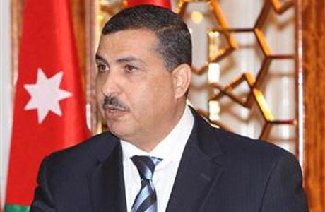 اربع سيارات فارهة لوزير البلديات من بنك تنمية المدن والقرى