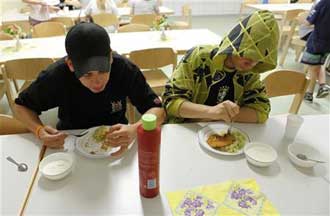 دراسة أمريكية ترصد النهم الذي يصيب الفتيان في سن المراهقة