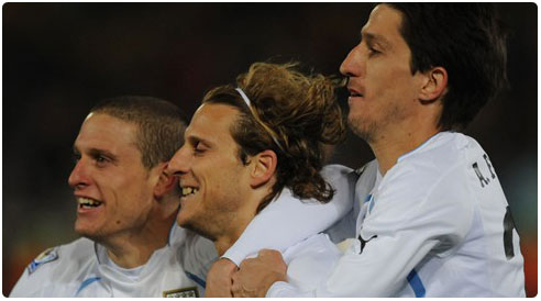 اوروغواي تكتسح جنوب أفريقيا وتقترب من التأهل  