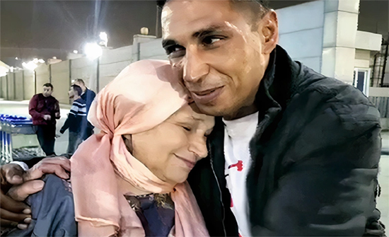 زوجها ادعى وفاته.. أردني يلتقي والدته بعد 43 عاما من الفراق زوجها ادعى وفاته.. أردني يلتقي والدته بعد 43 عاما من الفراق