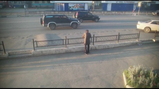 شاهد: ماذا فعل سائق بعد دهسه لامرأة وطفلها بسيارته!