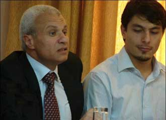 المحامي الخصاونة يحاور شباب الطفيلة حول دورهم في الانتخابات القادمة