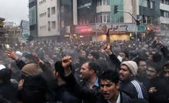 الأمن الإيراني يفرق المتظاهرين.. وفيديوهات توثق إطلاق النار