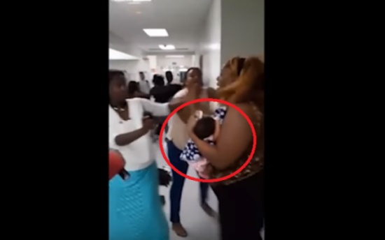 إمرأة دخلت في عراكٍ مع أخرى ورضيعها على يدها!