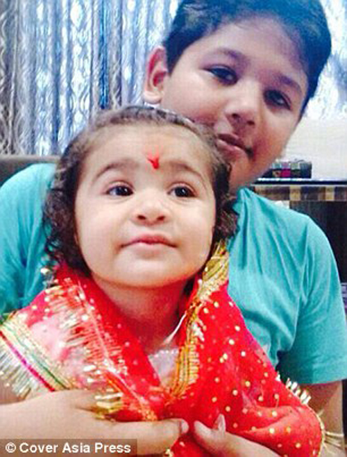 بالصور.. طفل شجاع ينقذ شقيقته الرضيعة من أنياب كلب