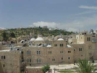 وفدا الهيئة الخيرية الهاشمية وجمعية قطر يطلعان على أوضاع الخليل 