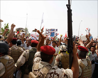 المالكي يحيل مسؤولين للتحقيق 