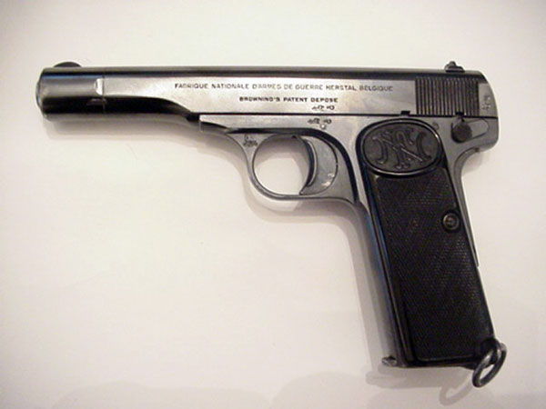 يطلق الرصاص على رأسه وتصدمه سيارة نقل ويبقى على قيد الحياة