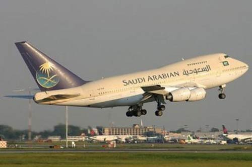 مشاجرة على متن طائرة سعودية بسبب عجز الوجبات