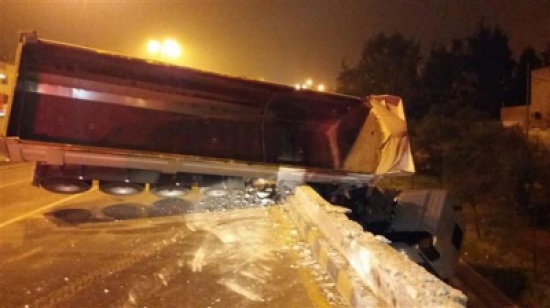 بالصور : اكثر من 4 ساعات لرفع شاحنة انزلقت على جسر عبدون بالصور : اكثر من 4 ساعات لرفع شاحنة انزلقت على جسر عبدون