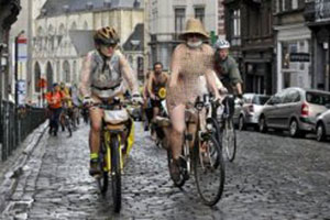 عراة على دراجاتهم الهوائية بهدف "إنقاذ" بروكسل من السيارات 