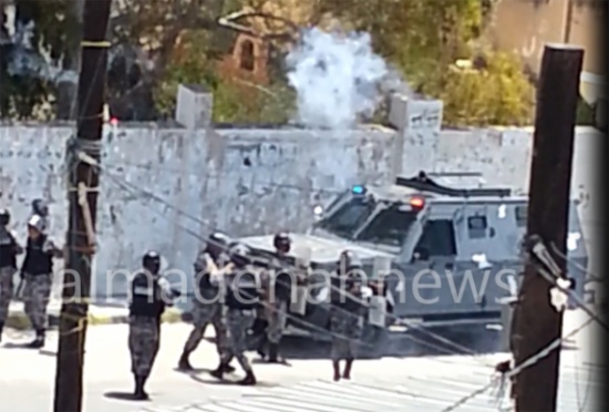بالفيديو والصور : إطلاق سهام نارية باتجاه قوة للدرك تحرس مدرسة الخنساء في الرمثا بالفيديو والصور : إطلاق سهام نارية باتجاه قوة للدرك تحرس مدرسة الخنساء في الرمثا