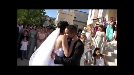 فلسطينية تغني لعريسها